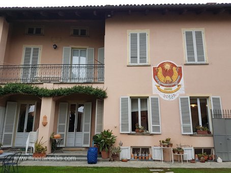 Chambres d'hôtes Sogni e Tulipani à Govone le bâtiment et son cadran solaire