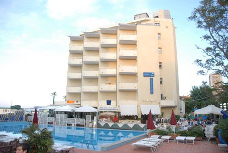 Hôtel Perticari*** et la piscine