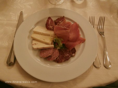 H&ocirc;tel Villa Quiete assiette de charcuterie r&eacute;gionale