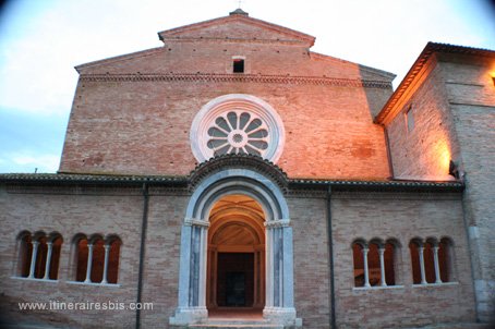 Visite de l'abbaye di Fiastra l'entrée de l'église