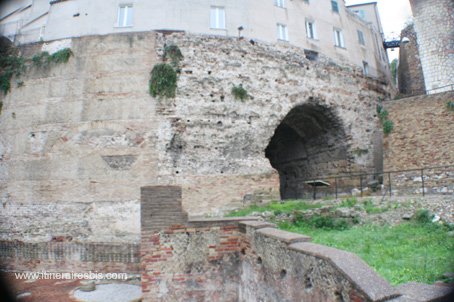 Visiter Ancône l'entrée de l'amphithéatre romain
