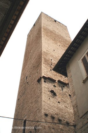 Visiter Ascoli Piceno l'une des tours de la ville