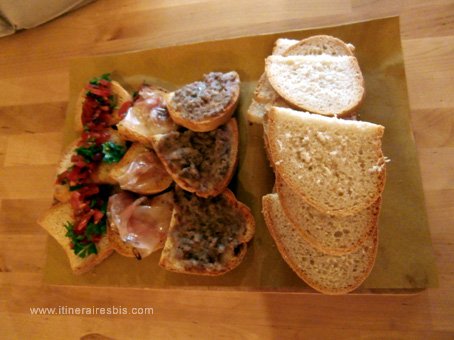 Visiter Fabriano le marché couvert ici ce sont des bruschettas