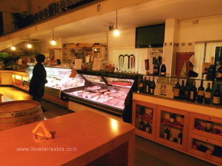 Visiter Fabriano le marché couvert la vitrine et les produits de la région