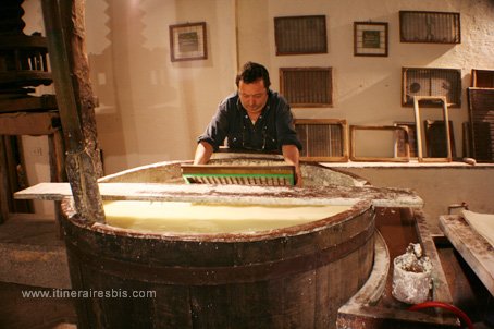 Visiter Fabriano au musée du papier Maître papetier récoltant la pâte à papier