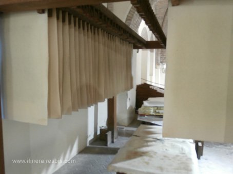 Visiter Fabriano au musée du papier sur des séchoirs
