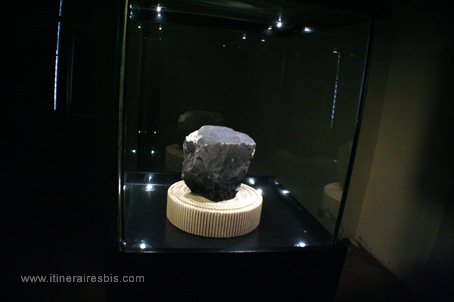 Visite de la ville de Fermo le musée scientifique salle de la météorite