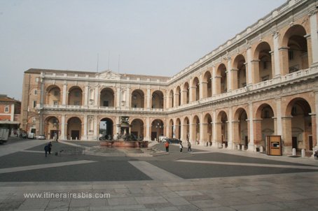 Visite du sanctuaire de Loreto Piazza della Madonna