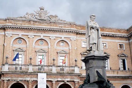 Visite de Recanati la statue de Leopardi