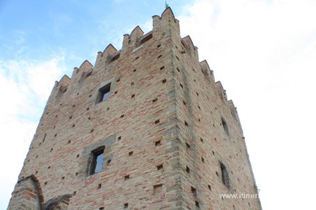 Visiter Tolentino le château della Rancia une des tours