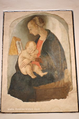 Visiter la maison de Raphaël fresque attribuée au peintre La Madone et l'enfant