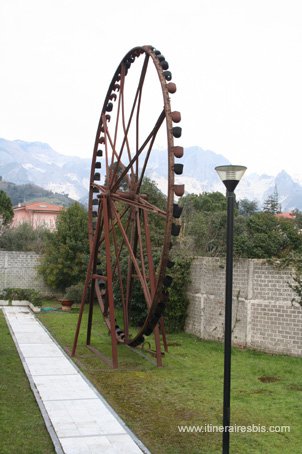 Musée du marbre de Carrare: une noria qui servait à refroidir les câbles qui coupaient le marbre
