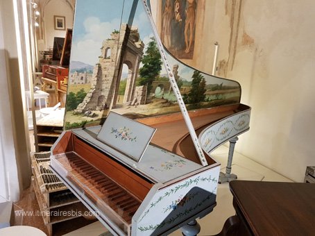 Musée San Colombano à Bologne Clavicembalo 18ème siècle