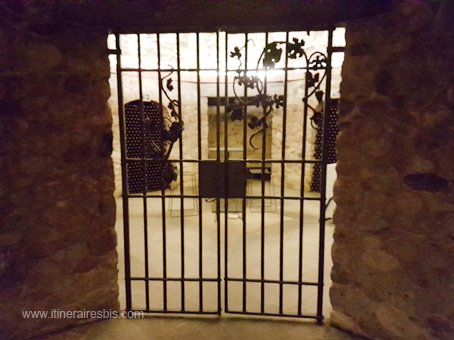 Visite des caves Cascina Chicco grilles en fer forgé