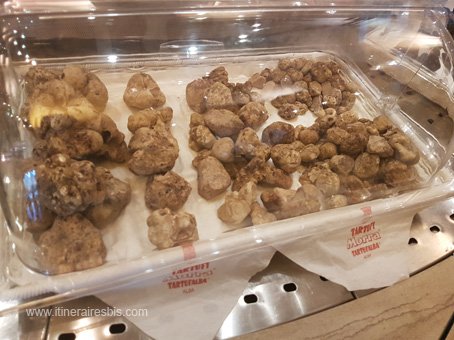 Tartufi Morra à Alba des truffes prêtes pour la vente en boutique