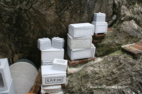 boites en marbre pour la conservation du lard village de Colonnata