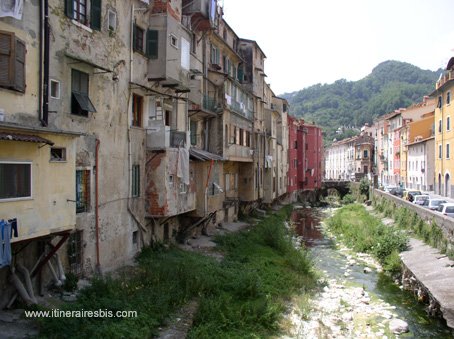 Visite de la ville de Carrare la rivière de Carrare et au fond le pont des larmes