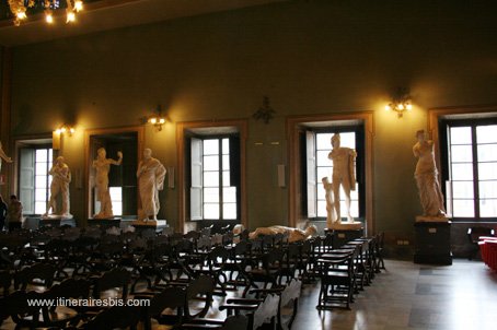 Visite de la ville de Carrare l'académie des beaux Arts, une salle de cours