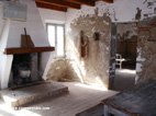 intérieur d'une cabane de pêcheur d'anguilles