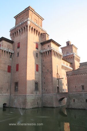 Visite de la ville de Ferrare Le Château de Ferrare et les douves