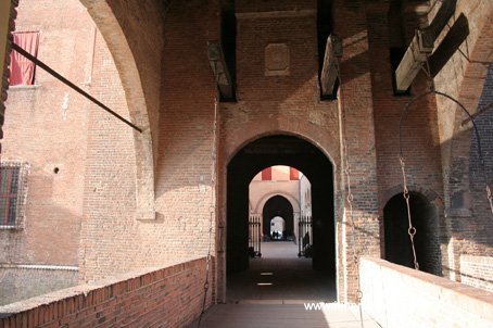 Visite de la ville de Ferrare La tour des Lions du Château de Ferrare le pont levis