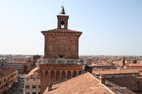 photo du château de Ferrare tour des lions vue sur la ville 