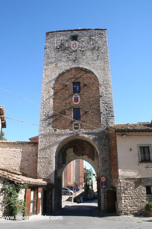 Visite de Gubbio de la porte San Agostino