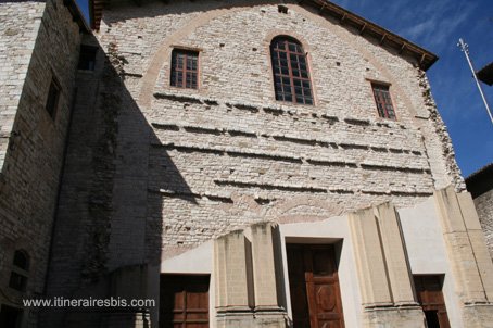 Visite de Gubbio de l'extérieur de l'église San Domenico