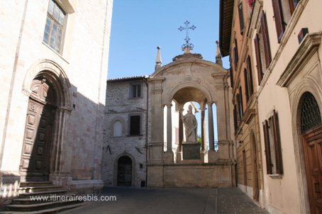 Visite de Gubbio photo de la statue de San Ubaldo