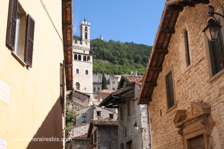 Visite de Gubbio ruelle et campanile