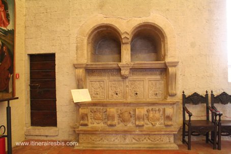 Visite de Gubbio de la fontaine dans le Palais des Consuls