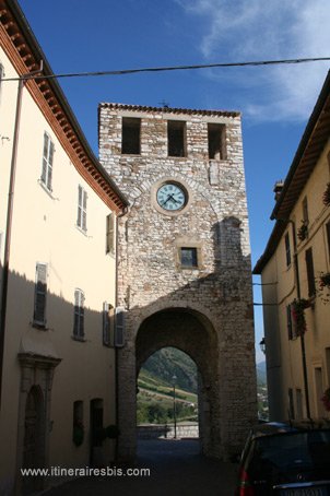 Visite de la ville de Costacciaro Torre Civica