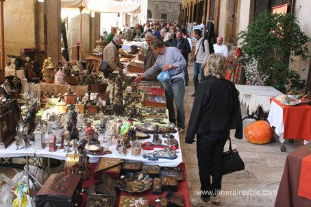 photo visite de Arezzo la brocante sur la piazza Grande