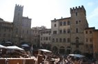 photo de la ville de Arezzo la brocante sur la piazza grande