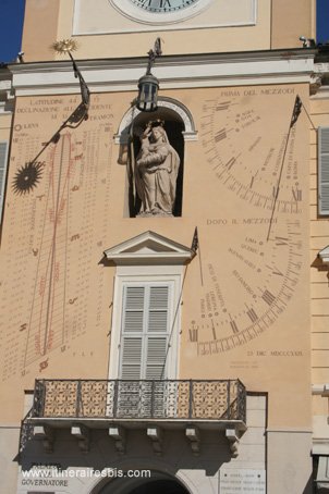 Visiter la ville de Parme Cadran solaire