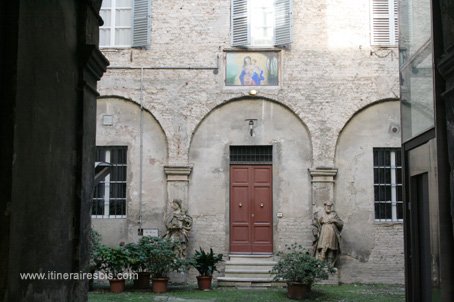 Visiter la ville de Parme rues de Parme intérieur d'une cour