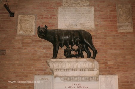 Visite de la ville de Sienne Palazzo Pubblico la louve emblème de Sienne