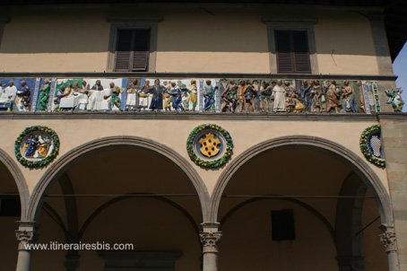 détail du fronton de la Loggia