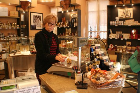 Visiter Alba magasin réputé de la ville pour ses truffes