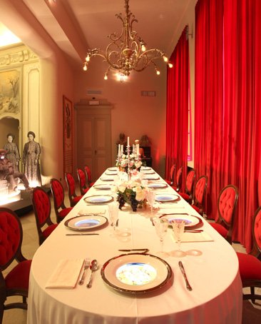 Visite du Château Falletti de Barolo l'étage noble la table est mise pour le banquet