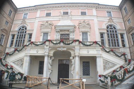 Visite du marché de noël de Govone le château 