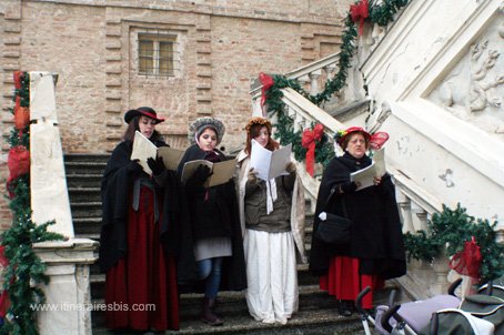 Visite du marché de noël de Govone les chœurs qui chantent pour faire patienter