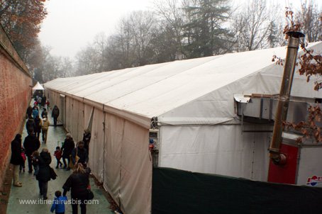 Visite du marché de Noël de Govone le chapiteau du restaurant qui peut accueillir plus de 1000 personnes