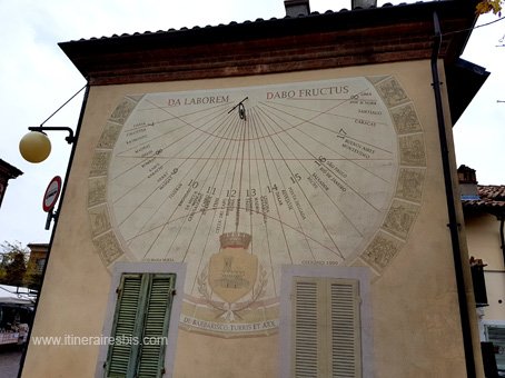 Visite de la ville de Barbaresco cadran solaire