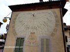 Visite de Barbaresco cadran solaire dans le village